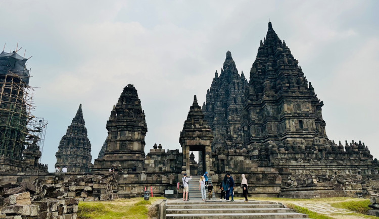 Hluboká si našla indonéskou sestru