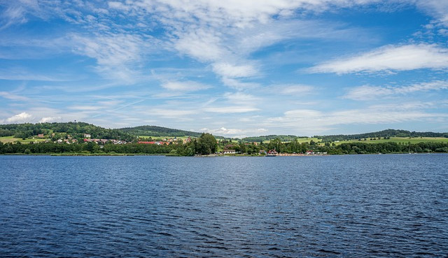 Kvalita vody na jihu Čech je podle hygieniků před začátkem koupací sezony vesměs dobrá