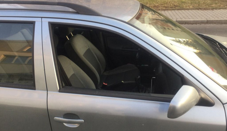 Žena neprodala muži pivo, tak si na ni po zavíračce počkal a rozbil jí auto. Měl jsem nervy, hájil se