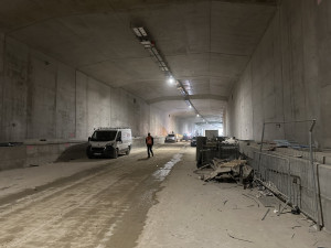 Začíná nejsložitější část stavby tunelu Pohůrka. Auta v něm projedou v prosinci