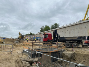 Začíná nejsložitější část stavby tunelu Pohůrka. Auta v něm projedou v prosinci