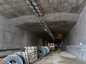 Začíná nejsložitější část stavby tunelu Pohůrka. Auta v něm projedou v prosinci