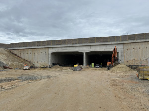 Začíná nejsložitější část stavby tunelu Pohůrka. Auta v něm projedou v prosinci