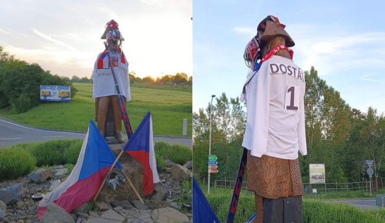 V Bedřichovicích udělali sochu brankáři Dostálovi. Převlékli za něj Napoleona