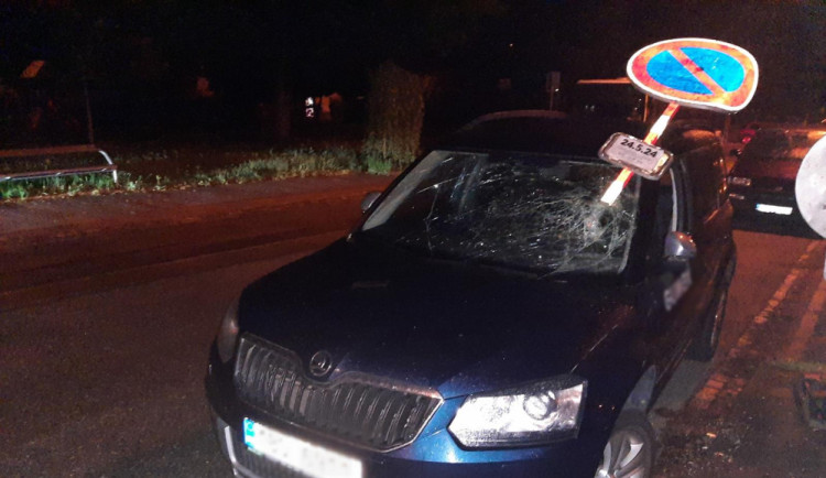 Opilý mladík v Brně bezhlavě demoloval auta. Do jednoho zapíchl dopravní značku