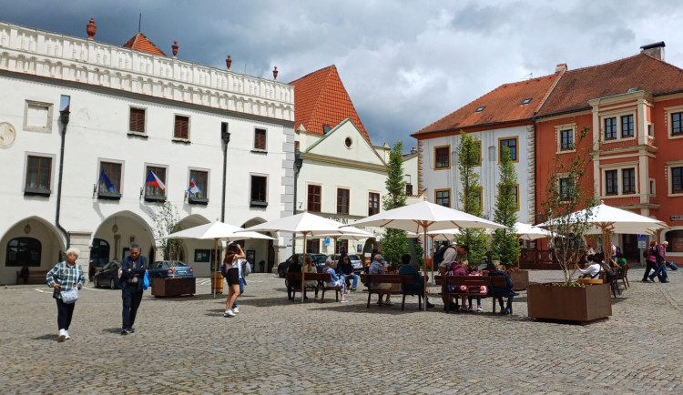 Slunečníky, lavičky a veřejná zeleň, v Českém Krumlově vyslyšeli stížnosti na rozpálené náměstí