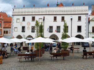 Slunečníky, lavičky a veřejná zeleň, v Českém Krumlově vyslyšeli stížnosti na rozpálené náměstí