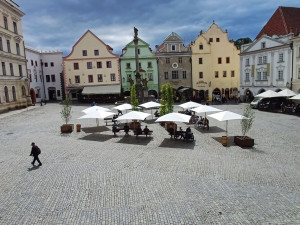 Slunečníky, lavičky a veřejná zeleň, v Českém Krumlově vyslyšeli stížnosti na rozpálené náměstí