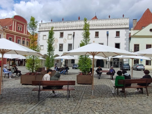 Slunečníky, lavičky a veřejná zeleň, v Českém Krumlově vyslyšeli stížnosti na rozpálené náměstí