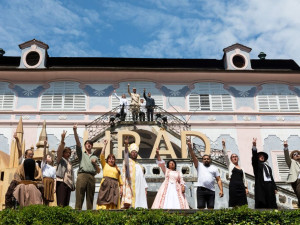 Jihočeské divadlo startuje svou letní sezónu před Otáčivým hledištěm v Českém Krumlově