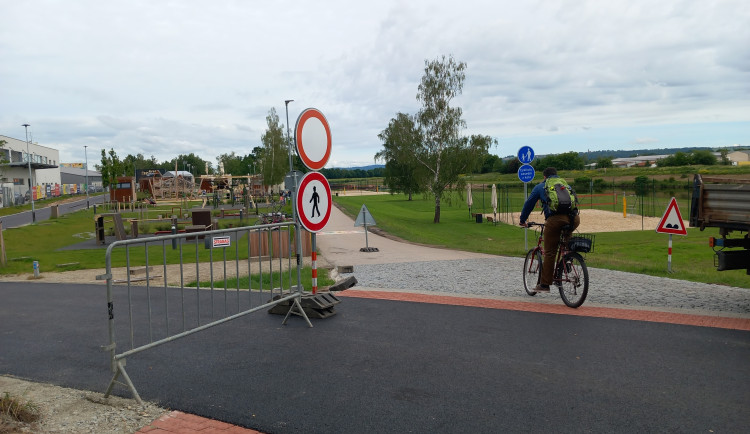 Nová cyklostezka u ČEZ areálu je dokončená, nejen cyklistům se otevře nejpozději po víkendu