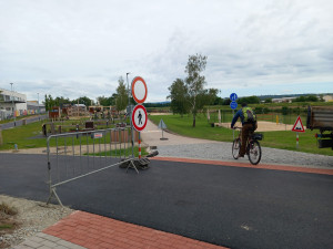 Nová cyklostezka u ČEZ areálu je dokončená, nejen cyklistům se otevře nejpozději po víkendu