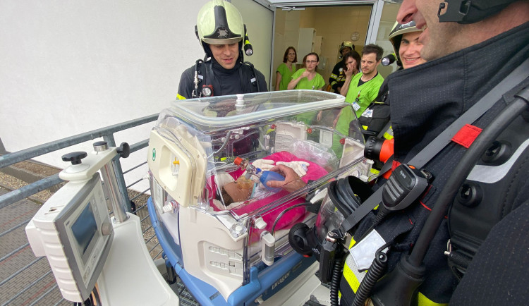 Taktické cvičení v nemocnici. Hasiči evakuovali inkubátor s „miminkem“