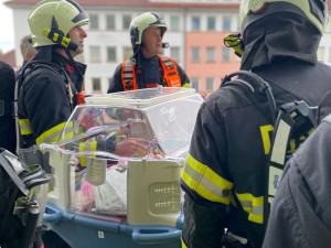 Taktické cvičení v nemocnici. Hasiči evakuovali inkubátor s „miminkem“