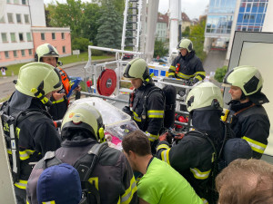 Taktické cvičení v nemocnici. Hasiči evakuovali inkubátor s „miminkem“