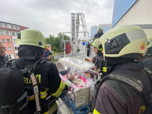 Taktické cvičení v nemocnici. Hasiči evakuovali inkubátor s „miminkem“