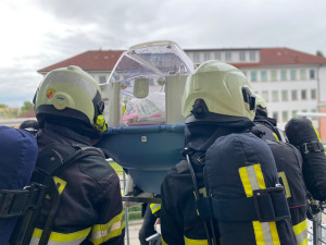 Taktické cvičení v nemocnici. Hasiči evakuovali inkubátor s „miminkem“
