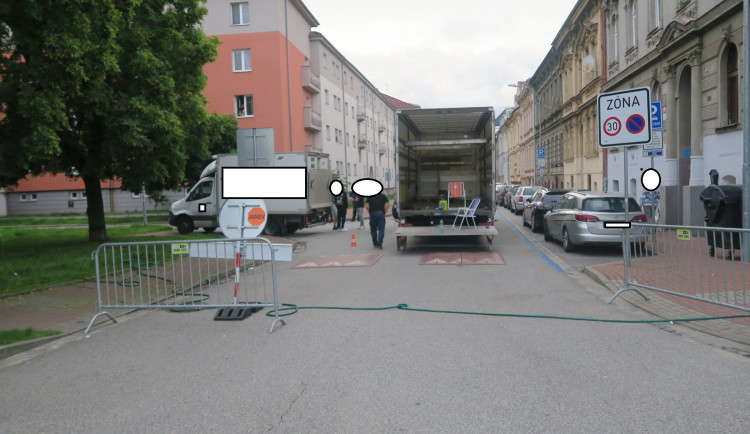 Řidička ignorovala zákaz, najela do skupiny lidí a zranila jednu dívku. Policie hledá svědky nehody