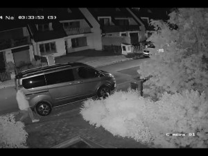 Po nocích se toulá městem a ničí cizí auta, policisté pátrají po vandalovi z Českých Budějovic