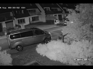 Po nocích se toulá městem a ničí cizí auta, policisté pátrají po vandalovi z Českých Budějovic