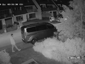 Po nocích se toulá městem a ničí cizí auta, policisté pátrají po vandalovi z Českých Budějovic
