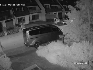 Po nocích se toulá městem a ničí cizí auta, policisté pátrají po vandalovi z Českých Budějovic