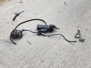 Smrtelná nehoda v Sezimově Ústí, řidič nepřežil čelní náraz do stromu