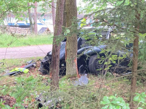 Smrtelná nehoda v Sezimově Ústí, řidič nepřežil čelní náraz do stromu