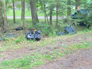 Smrtelná nehoda v Sezimově Ústí, řidič nepřežil čelní náraz do stromu