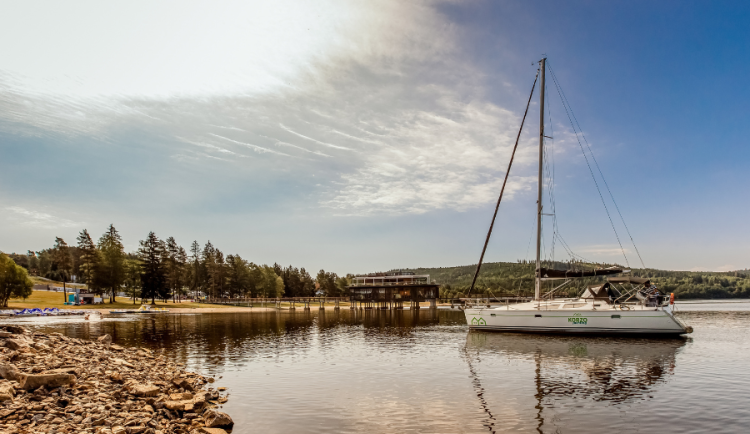 Lipno láká na aktivní dovolenou v apartmánech s vlastní flotilou plachetnic