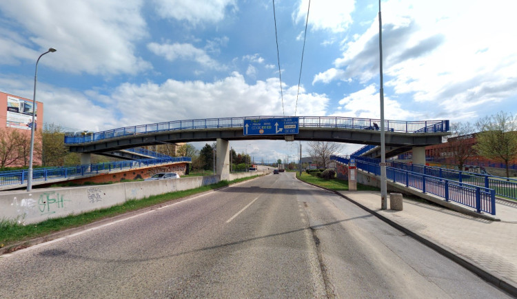 Lávku na Vltavě-střed čeká přes léto rekonstrukce, dočasně ji nahradí poptávkový přechod