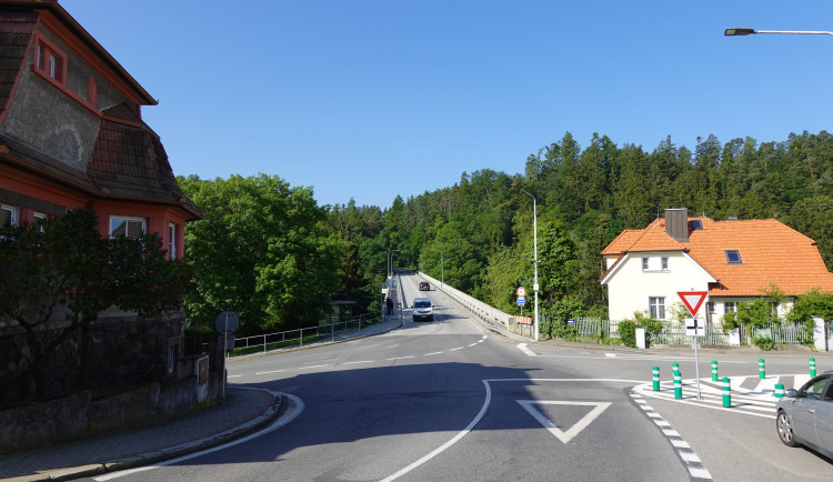 V Táboře upravili nebezpečnou křižovatku u Švehlova mostu, přibyli sloupky i dopravní značení