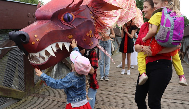 Českými Budějovicemi putuje asijský drak, navštívil náměstí i Sokolský ostrov
