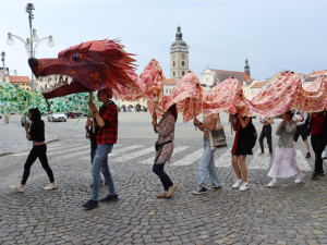 Českými Budějovicemi putuje asijský drak, navštívil náměstí i Sokolský ostrov
