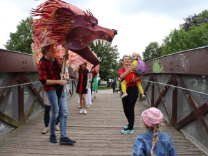 Českými Budějovicemi putuje asijský drak, navštívil náměstí i Sokolský ostrov