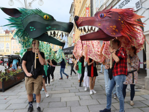 Českými Budějovicemi putuje asijský drak, navštívil náměstí i Sokolský ostrov