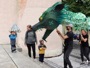 Českými Budějovicemi putuje asijský drak, navštívil náměstí i Sokolský ostrov