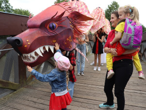Českými Budějovicemi putuje asijský drak, navštívil náměstí i Sokolský ostrov