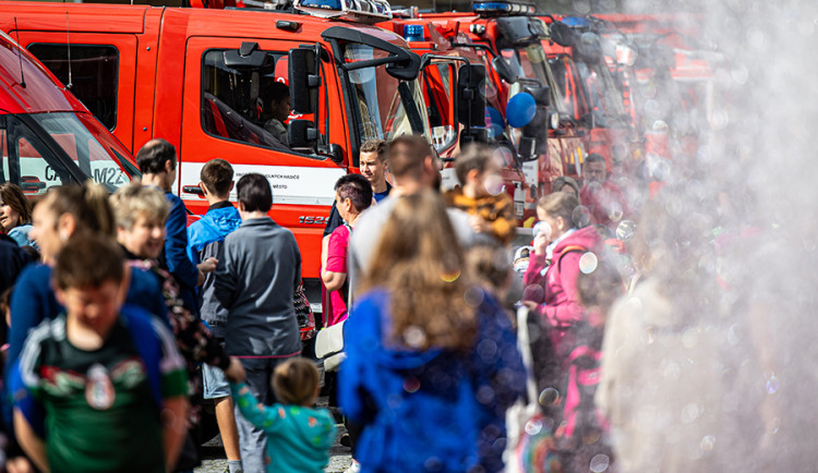 Broumovské náměstí bude zítra plné hasičů, čeká je zásah u dopravní nehodě i hořícího oleje