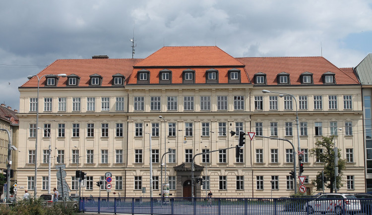 Muž, který přišel v Brně na fakultu s pistolí, přišel o zbraň i zbrojní průkaz