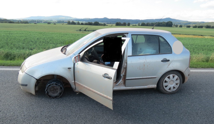 Na třech kolech opilý řidič daleko nedojel, za Novou Pakou ho zastavila policejní hlídka