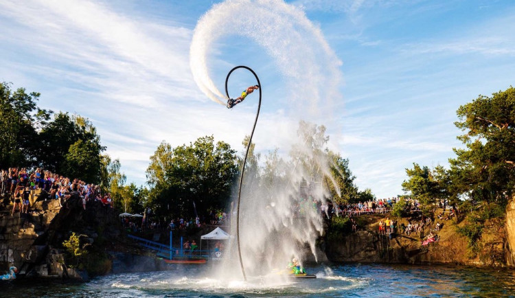 Extrémní skoky do vody a koncerty hudebních hvězd. Highjump oslaví 25 let