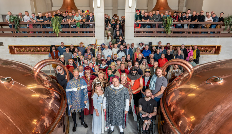 Štamgasti vařili v Budějovickém Budvaru slavnostní várku piva k oslavám 70. výročí Masných krámů