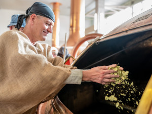 Štamgasti vařili v budějovickém budvaru slavnostní várku piva k oslavám 70. výročí masných krámů