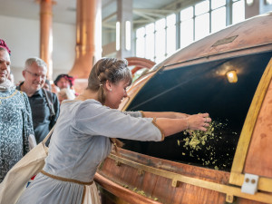 Štamgasti vařili v budějovickém budvaru slavnostní várku piva k oslavám 70. výročí masných krámů