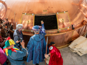 Štamgasti vařili v budějovickém budvaru slavnostní várku piva k oslavám 70. výročí masných krámů