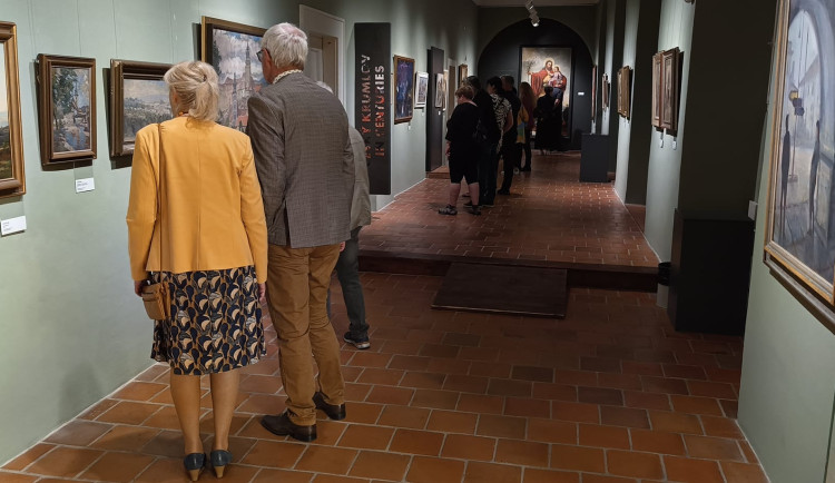 Skoro 60 obrazů v Klášterech Český Krumlov ukazuje město napříč staletími