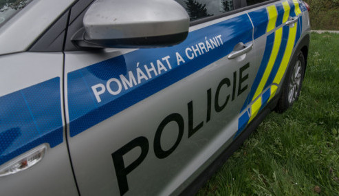 Řidič auta se srazil s mladým motorkářem, který narazil do dalšího auta. Skončil v nemocnici