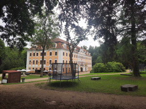 Týraná zvířata i dráha pro čtyřkolky. Kulturní památku mění bez povolení na zábavní park, úřady jsou bezmocné