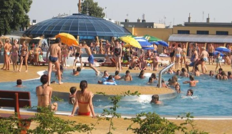 Tropy přicházejí, na jihu kraje mohou teploty překročit třicítku. Koupaliště jsou v pohotovosti